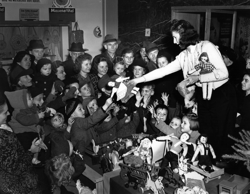 Reparto de regalos tras el fin de la guerra para niños de un orfanato víctimas del nazismo. Getty
